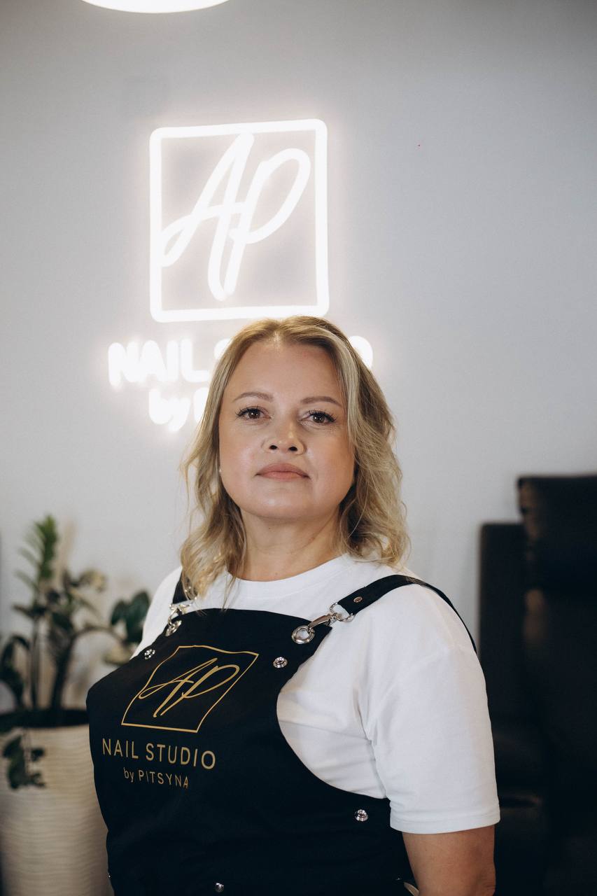 Альона — майстриня манікюру та педикюру